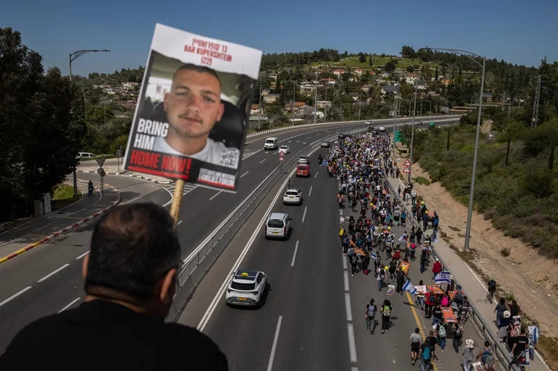 Người biểu tình ở Israel nhằm kêu gọi chính phủ tìm cách đưa những con tin bị Hamas bắt trở về, vào ngày 1-3. Ảnh: NPR hostagefamilymarch_kalifa_026_custom-d29ef406ce2edd132f905382c61d12496ca4df08-s800-c85.jpg