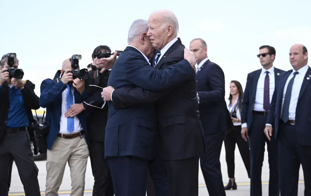 Ông Netanyahu chào đón ông Biden trong cuộc gặp hồi tháng 10-2023. Ảnh: AFP GettyImages-1730514202.jpg