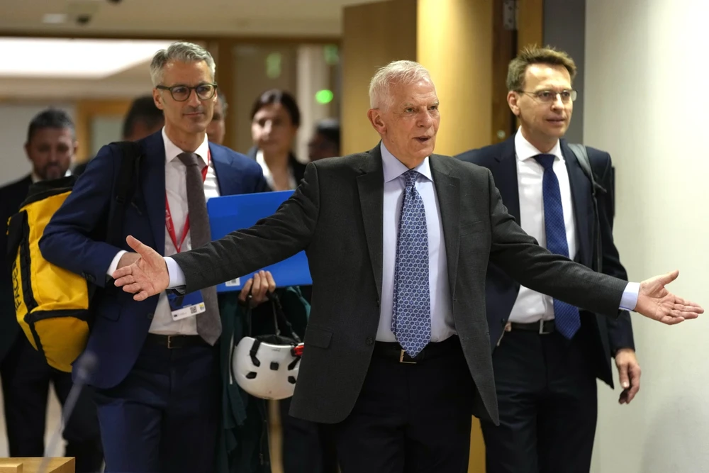 Đại diện cấp cao của Liên minh châu Âu (EU) phụ trách an ninh và chính sách đối ngoại Josep Borrell (giữa). Ảnh: AP Tài sản Nga.png