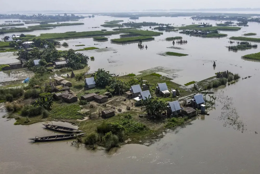 Nước lũ tại vùng Char Shildaha (Bangladesh) hồi tháng 9-2023. Ảnh; AFP gettyimages-1883330526.jpg