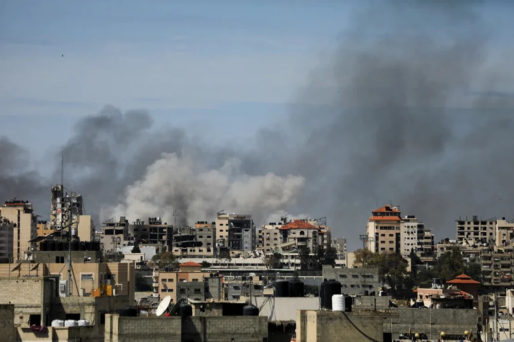 Khói bốc lên trong cuộc đột kích của Israel vào bệnh viện Al Shifa (bắc Gaza) hôm 21-3. Ảnh: REUTERS 240326122630-al-shifa-hospital-0321-file.jpg