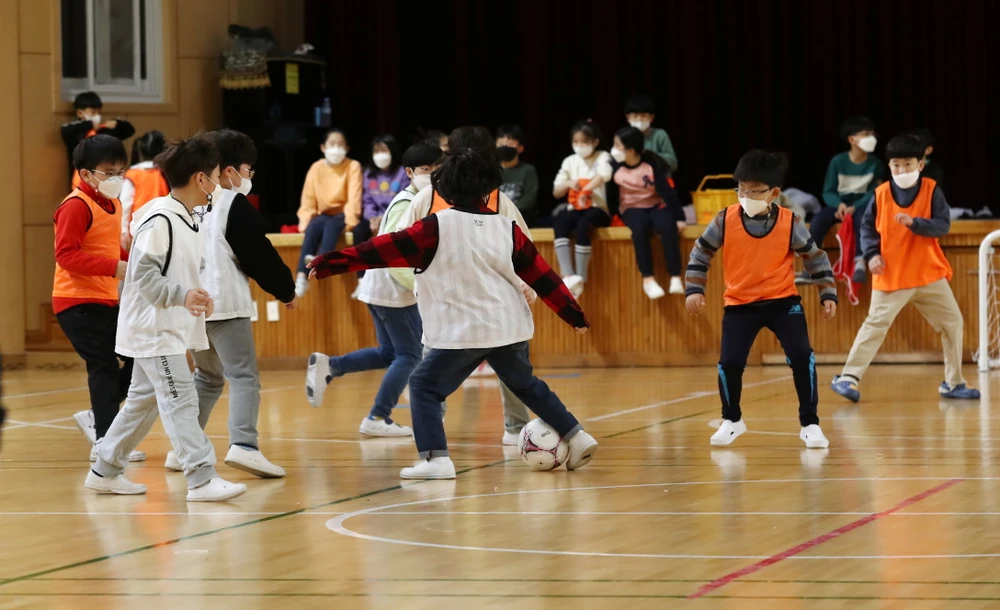 Trẻ em tại một trường tiểu học ở Daejeon (Hàn Quốc). Ảnh: REUTERS OHPLSUJB7NJYVLZWRNKSRLODDM.jpg