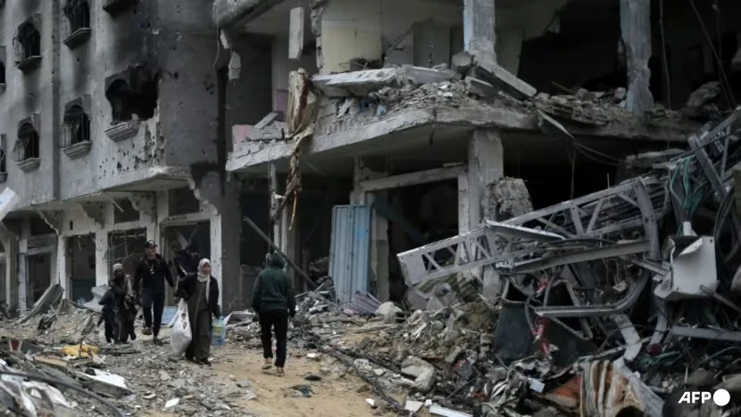 Một tòa nhà bị lực lượng Israel tấn công tại TP Khan Younis (nam Gaza). Ảnh: AFP Israel-rut-them-quan-khoi-Gaza.jpg
