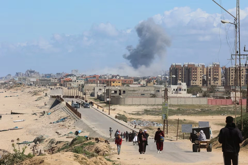 Khói bốc lên sau cuộc tấn công của Israel vào miền trung Gaza. Ảnh: REUTERS Israel.jpg