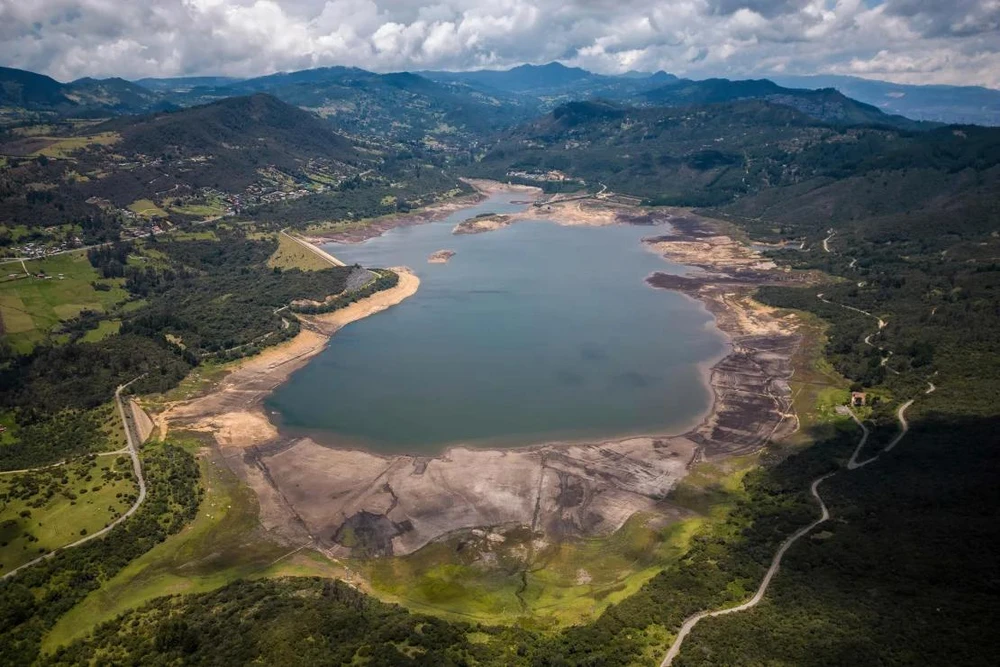 Hồ chứa San Rafael ở ngoại ô Bogotá – nguồn cung cấp nước uống cho TP, vào ngày 5-4. Ảnh: AP ap24096683052628.webp