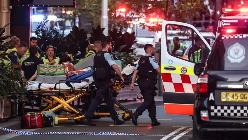 Lực lượng chức năng bên ngoài trung tâm mua sắm Westfield Bondi Junction – nơi xảy ra vụ xả súng. Ảnh: AFP Xả súng tại trung tâm mua sắm sầm uất, 6 người chết