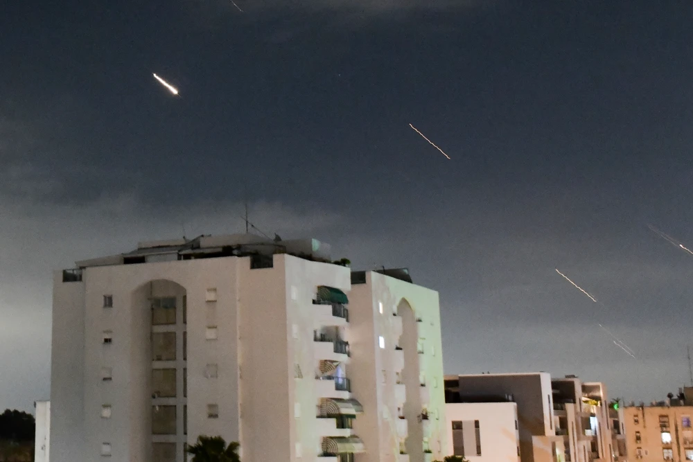 Hệ thống phòng không của Israel đánh chặn tên lửa Iran sáng 14-4. Ảnh: AP Iran-tra-dua-Israel.jpg