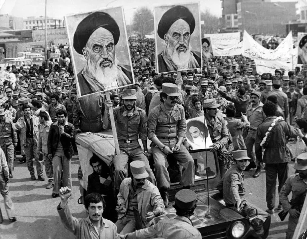 Cách mạng Hồi giáo Iran năm 1979 dẫn đến sự lãnh đạo của Tổng thống Ayatollah Ruhollah Khomeini và mở đầu cho sự lụi tàn quan hệ Iran-Israel. Ảnh: ATI Israel (2).png
