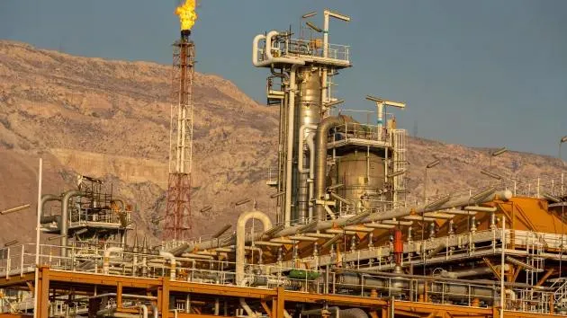 Một nhà máy lọc dầu ở phía bắc Vịnh Ba Tư (Iran). Ảnh: AFP thi-truong-bien-dong-sau-vu-Iran-tan-cong-Israel.webp