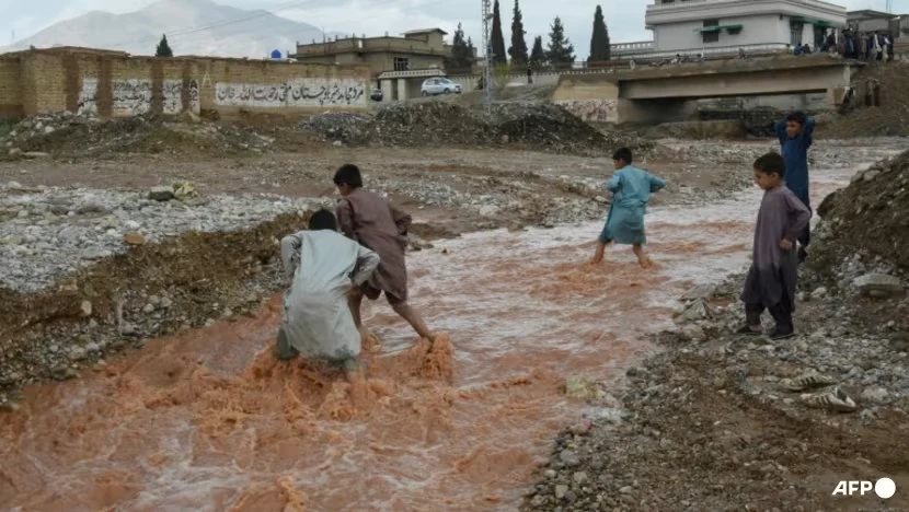 Mưa lớn gây lũ quét tại một con đường ở ngoại ô TP Quetta (tỉnh Balochistan, Pakistan) hôm 15-4. Ảnh: AFP Mưa.png