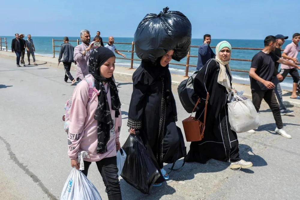 Người dân trên đường về bắc Gaza. Ảnh: REUTERS 2024-04-14t125954z-1343910636-rc2867a0d3sk-rtrmadp-3-israel-palestinians.webp