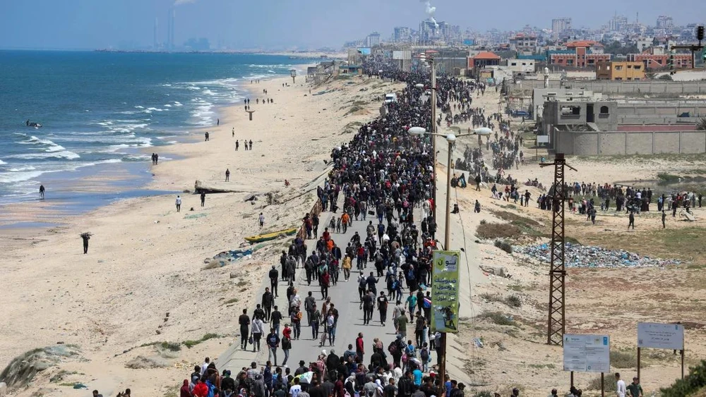 Người dân sơ tán tìm đường về bắc Gaza hôm 14-4. Ảnh: REUTER Ngươi-dan-tim-duong-ve-bac-Gaza.webp