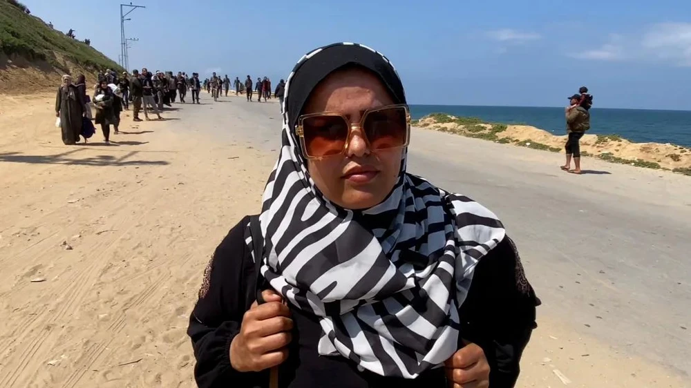 Một người dân tìm đường về bắc Gaza. Ảnh: CNN still-20543658-560223-1749999999-still.webp