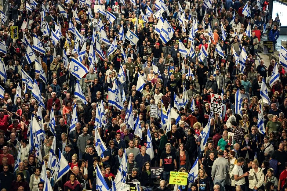 Những người biểu tình ở Tel Aviv (Israel) yêu cầu chính phủ nỗ lực giải cứu con tin, hôm 13-4. Ảnh: AFP 531a4bb48df1693ccb64dbe13cabe55d3082e74e.jpg