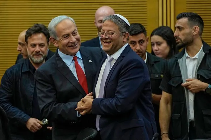 Thủ tướng Israel – ông Benjamin Netanyahu (giữa, bên trái) bắt tay Bộ trưởng An ninh Quốc gia Israel – ông Itamar Ben-Gvir (giữa bên phải), vào tháng 5 năm 2023. Ảnh: AP Israel-quan-diem-ve-tra-dua-Iran.jpg