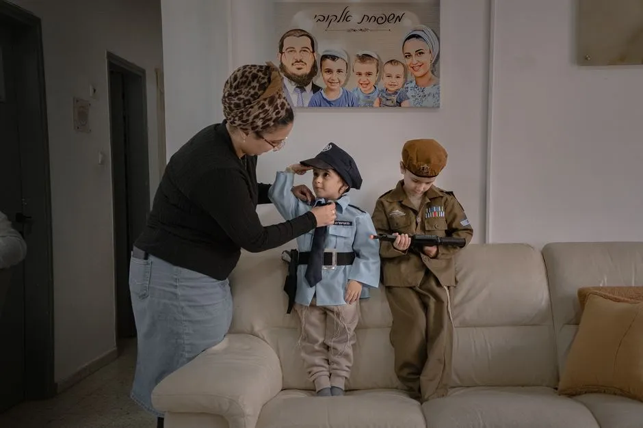 Bà Keren Elkobi và các con tại nhà ở TP Sderot (Israel). Ảnh: THE WALL STREET JOURNAL Người dân Israel tại khu vực giáp Gaza đã bắt đầu quay về nhà, sau nhiều tháng sơ tán do cuộc tấn công của Hamas.