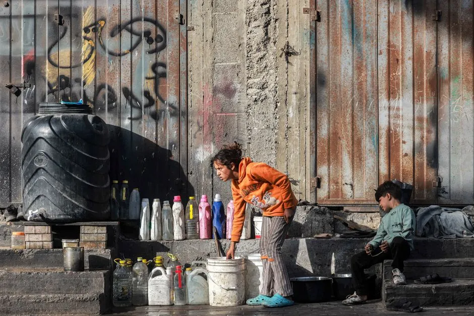 Người dân ở TP Rafah (nam Gaza). Ảnh: AFP Israel-quyet-do-bo-Rafah.jpg