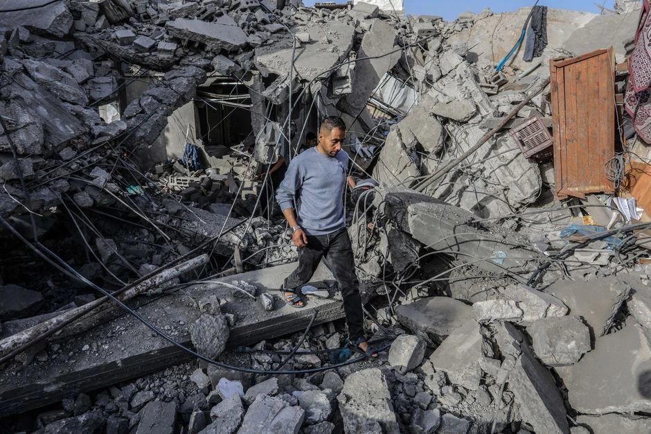 Người dân đi qua đống đổ nát sau cuộc tấn công của Israel vào TP Rafah (nam Gaza). Ảnh: ZUMA PRESS 311c550bfa4178c4fa55b8ae93c51df309db84d1.jpg