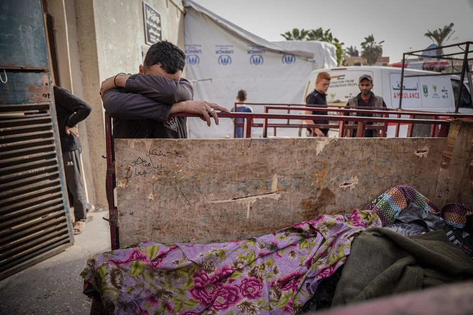 Người dân Gaza khóc thương bên thi thể người thân, vào tháng 4. Ảnh: ZUMA PRESS 3afaf243840d7d181ec1285ac3058890ad79f586.jpg