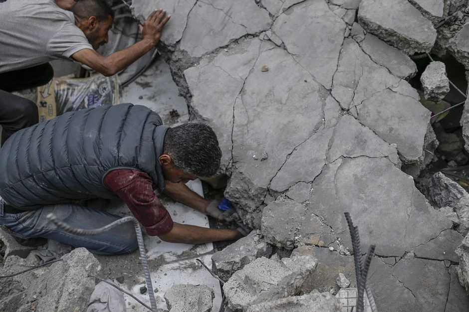 Người dân tìm kiếm người sống sót dưới đống đổ nát ở Gaza, vào tháng 4. Ảnh: SHUTTERSTOCK Tinh-so-nguoi-thiet-mang-o-Gaza.jpg