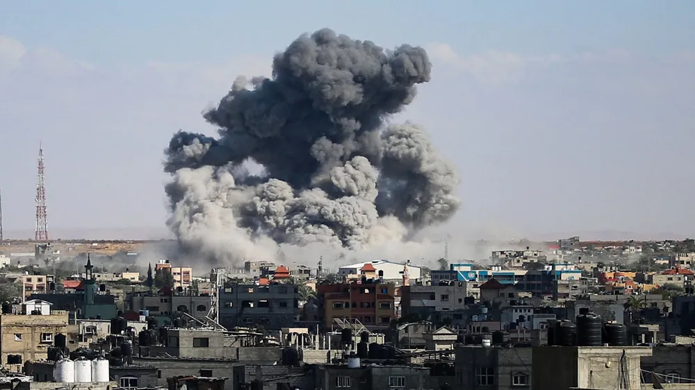 Khói bốc lên ở TP Rafah sau vụ tấn công của Israel hôm 6-5. Ảnh: AFP im-956933.jpg