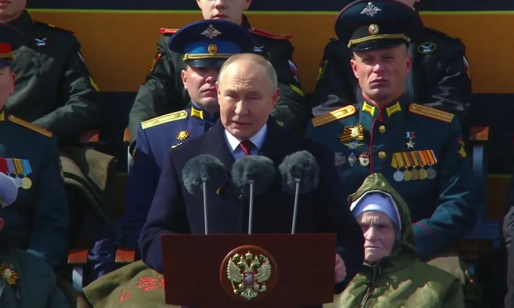 Tổng thống Nga Vladimir Putin phát biểu trong lễ duyệt binh hôm 9-5. Ảnh: REUTERS Le-dieu-binh-Ngay-Chien-thang.jpg