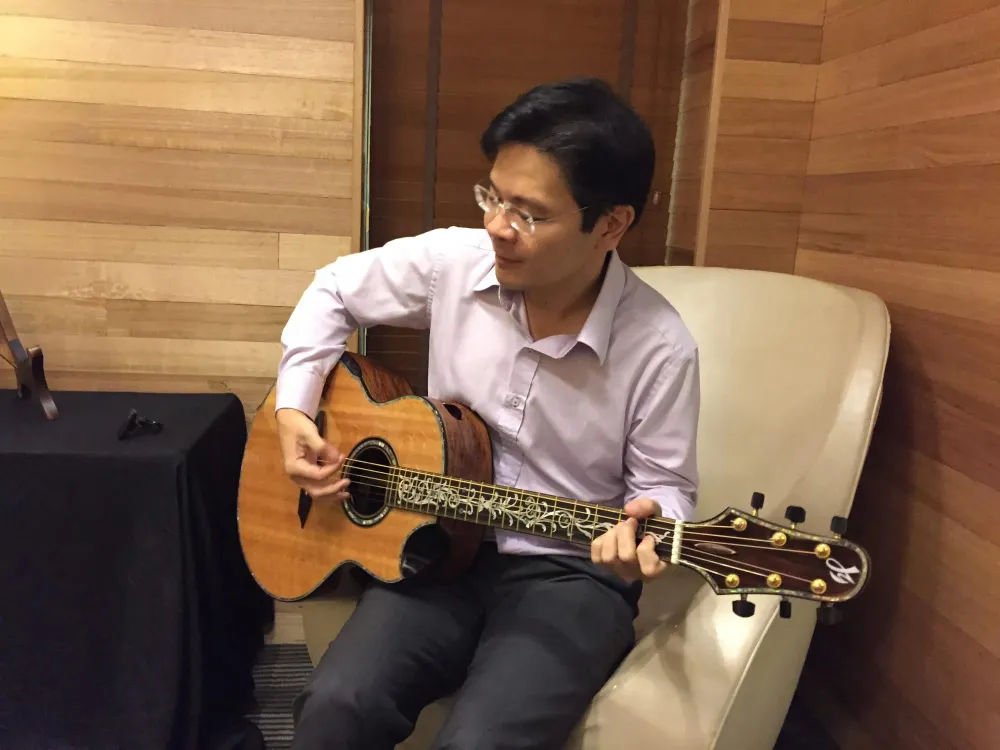 Ông Lawrence Wong có sở thích chơi đàn guitar. Ảnh: FACEBOOK Tan-thu-tuong-Singapore.webp