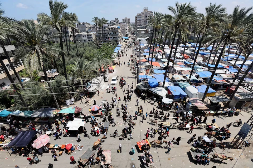 Dân thường Palestine đang sơ tán khỏi TP Rafah, miền Nam Dải Gaza hôm 12-5. Ảnh: REUTERS Israel (5).png