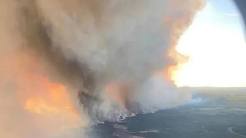 Khói của đám cháy rừng tại tỉnh bang British Columbia (Canada) hôm 10-5. Ảnh: AFP Ảnh, video: Khói mù mịt từ hơn 100 đám cháy rừng