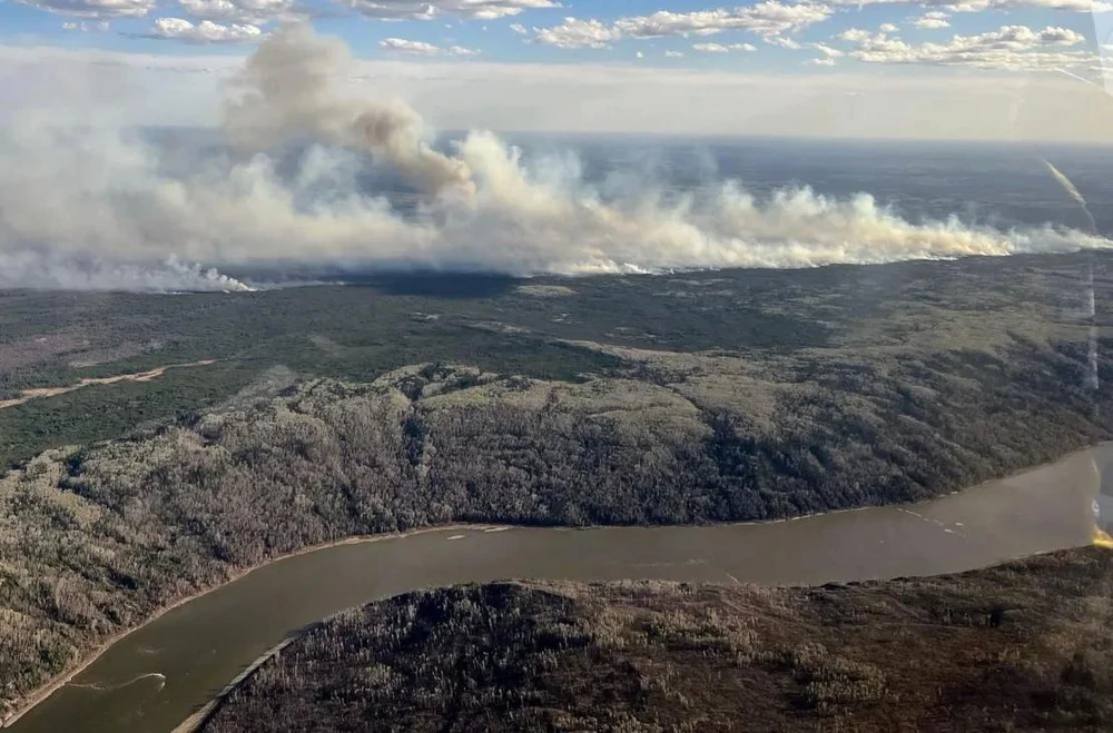 Khói từ vụ cháy rừng tại tỉnh Alberta (Canada) hôm 11-5. Ảnh: AFP 2152086427.webp
