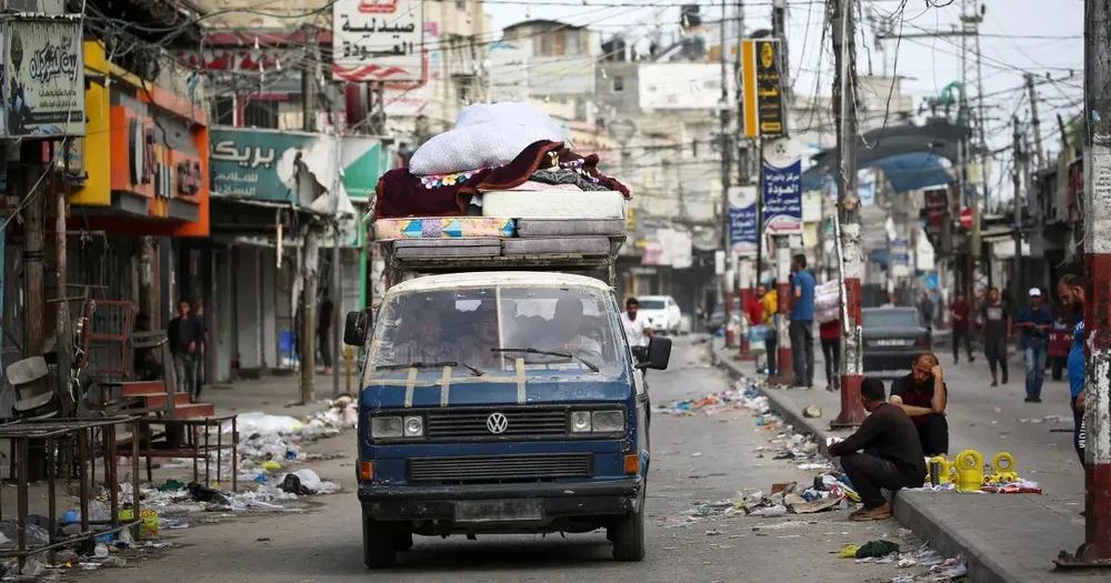 Người dân Gaza sơ tán khỏi TP Rafah. Ảnh: AFP AFP__20240511__34R86B2__v2__HighRes__TopshotPalestinianIsraelConflict-1715427972.webp