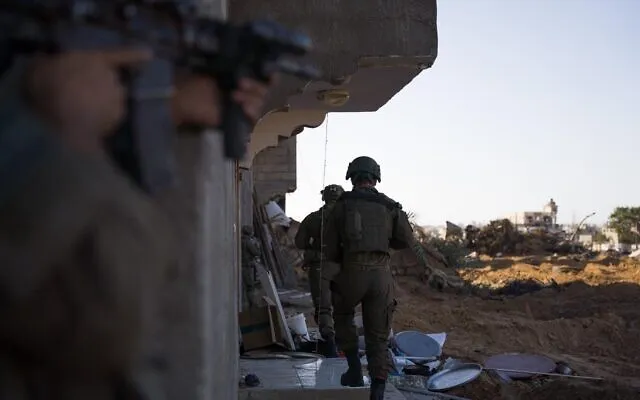 Binh sĩ Israel tham gia cuộc xung đột ở Dải Gaza vào ngày 14-5. Israel vẫn giữ kế hoạch tấn công Rafah. Ảnh: Lực lượng Phòng vệ Israel Chuyên gia nhận định chiến thắng ở Rafah khó có thể giúp Israel chiến thắng cả cuộc xung đột ở Gaza, do lực lượng Hamas có khả năng tập hợp cao và vẫn còn tồn tại ở nhiều nơi trên dải đất này.