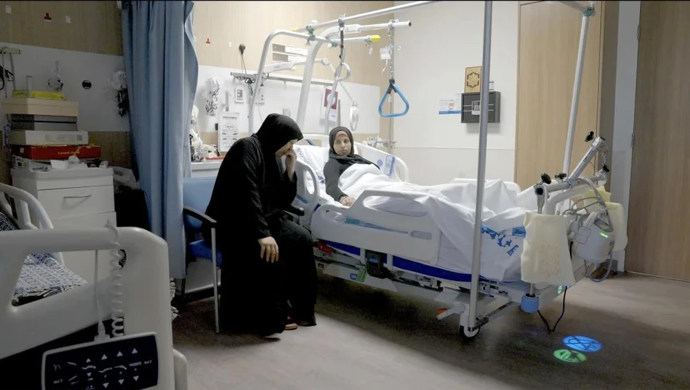 Một bà mẹ đang chăm sóc con gái bị thương, tại bệnh viện Hamad (Qatar). Những bà mẹ ở Gaza đối mặt nỗi đau không thể nguôi ngoai. Ảnh: CNN Những bà mẹ bị thương ở Gaza