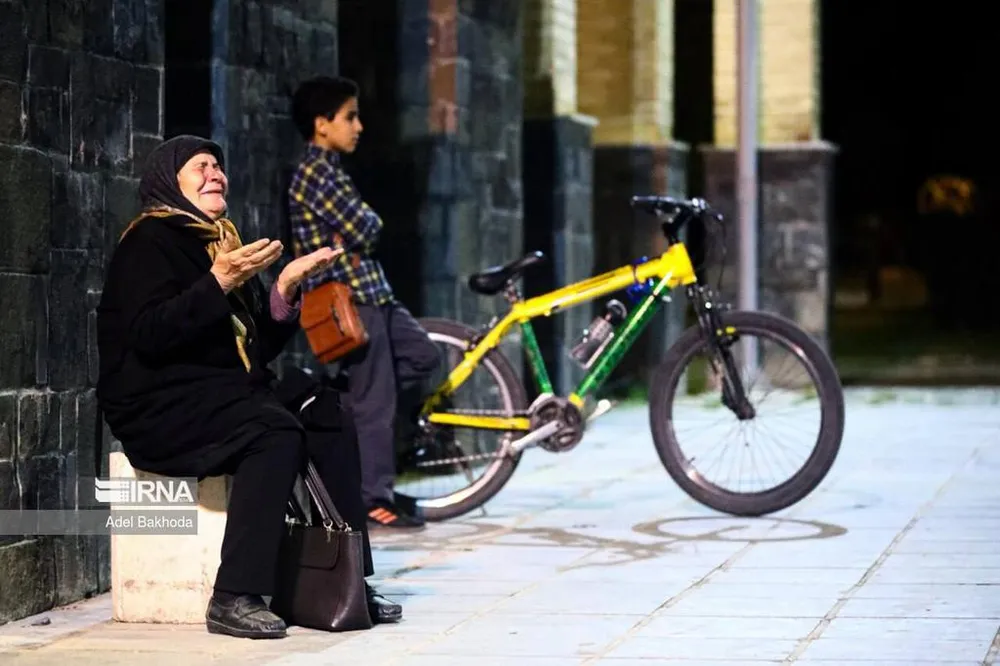 Một phụ nữ cầu nguyện cho tổng thống Iran và những người đi cùng. Ảnh: IRNA GN_JhBBXMAA-_eN.jpg