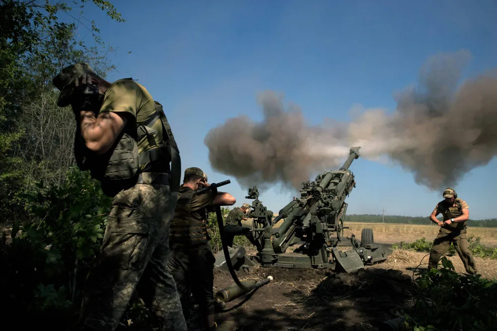 Binh sĩ Ukraine khai hỏa lựu pháo M777 trên chiến trường tỉnh Donetsk (miền Đông Ukraine). Ảnh: THE NEW YORK TIMES Ukraine.jpeg