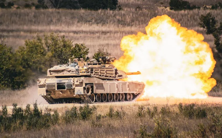 Quân đội Mỹ khai hỏa xe tăng Abram M1A1 trong một cuộc tập trận tại bang Texas (Mỹ) hồi cuối năm 2022. Ảnh: US ARMY Ukraine.jpg