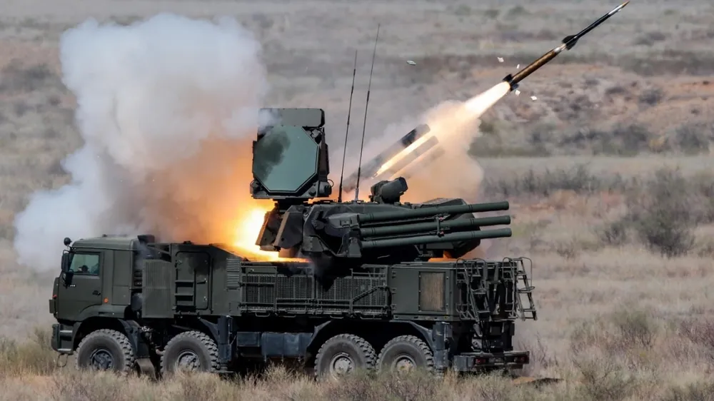 Quân Nga khai hỏa hệ thống phòng không Pantsir-S1. Ảnh: RT Ukraine.jpg