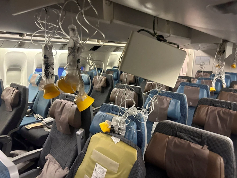 Hình ảnh bên trong máy bay của Singapore Airlines sau khi gặp nhiễu động hôm 21-5. Ảnh: CNA Thông điệp quan trọng cho hành khách đi máy bay gặp nhiễu động