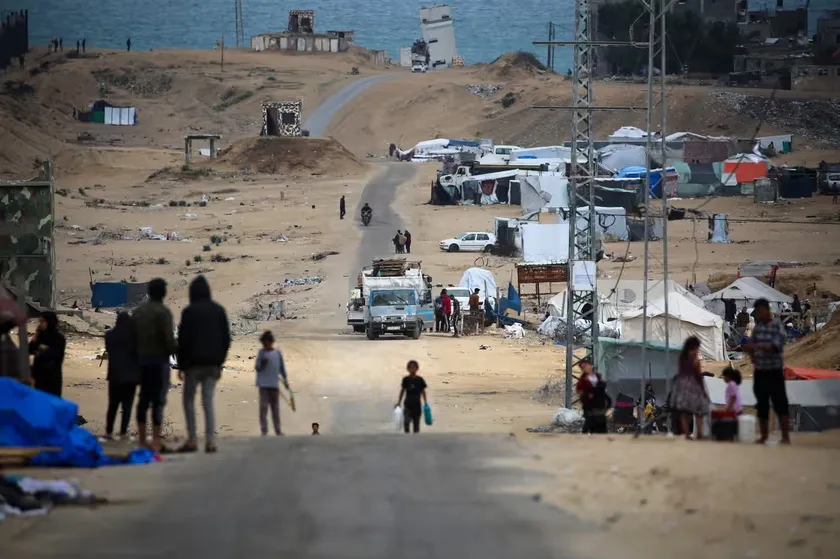 Người dân Palestine ở TP Rafah (niềm nam Gaza) sơ tán hôm 23-5. Ảnh: THE GUARDIAN Israel (8).png