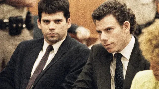 Lyle Menendez (trái) và Erik Menendez trong một phiên tòa vào tháng 5-1990. Ảnh: AP nan-nhan-bao-hanh-tro-thanh-ke-giet-nguoi.jpg