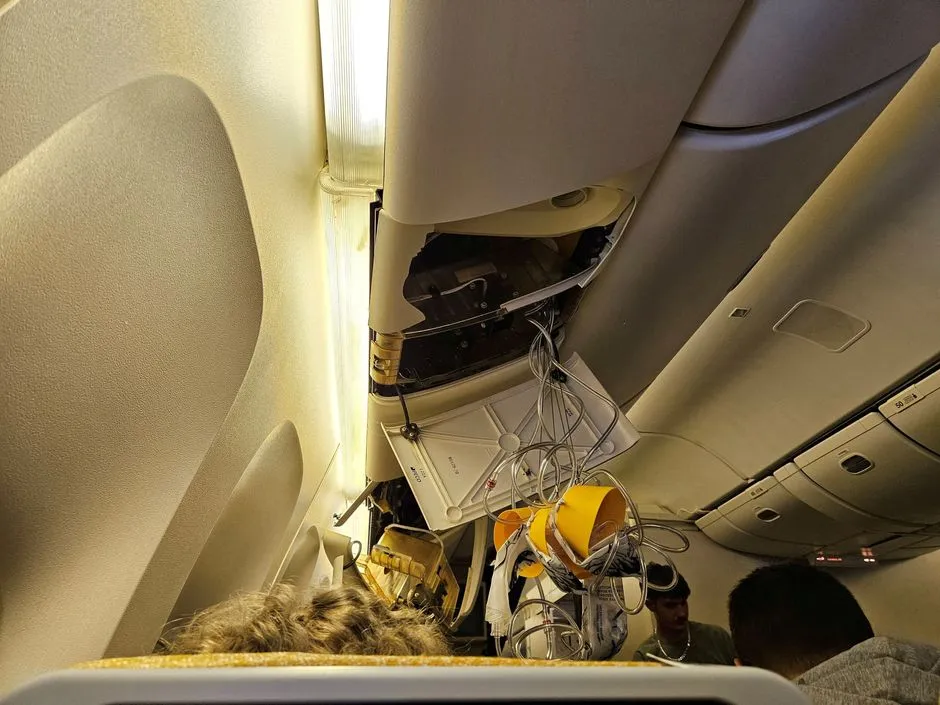Bên trong chuyến bay gặp nhiễu động của Singapore Airlines. Ảnh: REUTERS chuyen-bay-gap-nhieu-dong.jpg