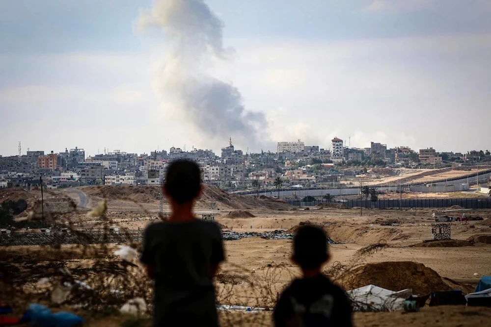Khói bốc lên trong cuộc không kích ở đông Rafah (nam Gaza) hôm 13-5. Ảnh: AFP gettyimages-2152178227.webp
