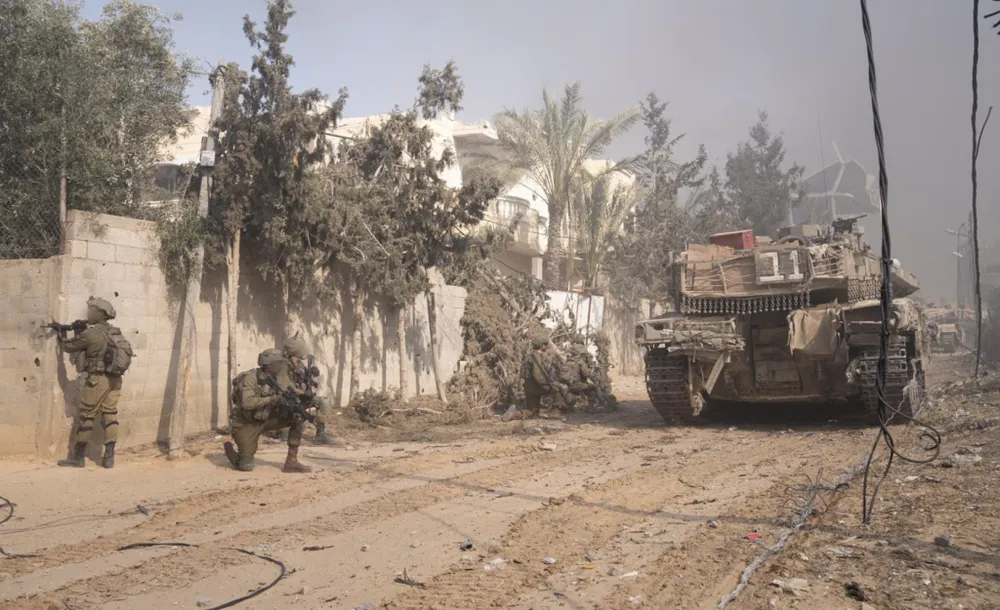 Binh sĩ và xe thiết giáp của quân Israel tại TP Rafah (miền Nam Gaza) hôm 4-6. Ảnh: AFP Xung đột tại Gaza.png