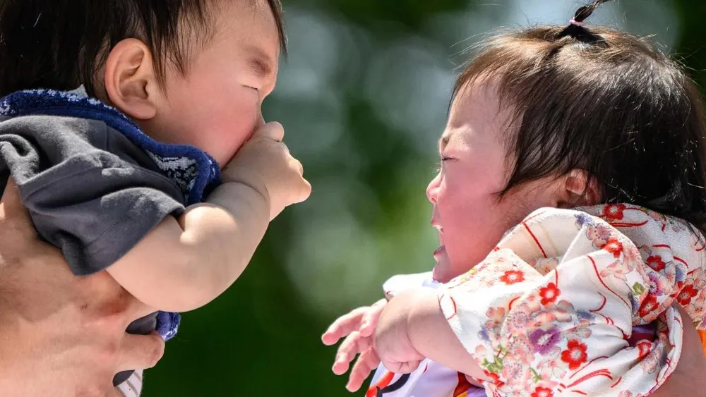 Trẻ em tham gia một sự kiện ở Tokyo (Nhật) vào tháng 4. Ảnh: AFP Giải pháp AI để giải quyết tình trạng tỉ lệ sinh giảm