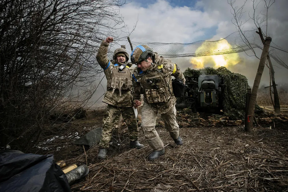 Binh sĩ Ukraine dội pháo vào các đơn vị Nga tại tỉnh Donetsk (miền Đông Ukraine). Ảnh: THE NEW YORK TIMES Hội nghị hòa bình Ukraine 1.png
