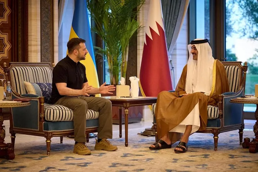 Tổng thống Ukraine - ông Volodymyr Zelensky (trái) gặp Tiểu vương Qatar - Sheikh Tamim bin Hamad Al Thani hôm 5-6. Ảnh: REUTERS Hội nghị hòa bình Ukraine.png