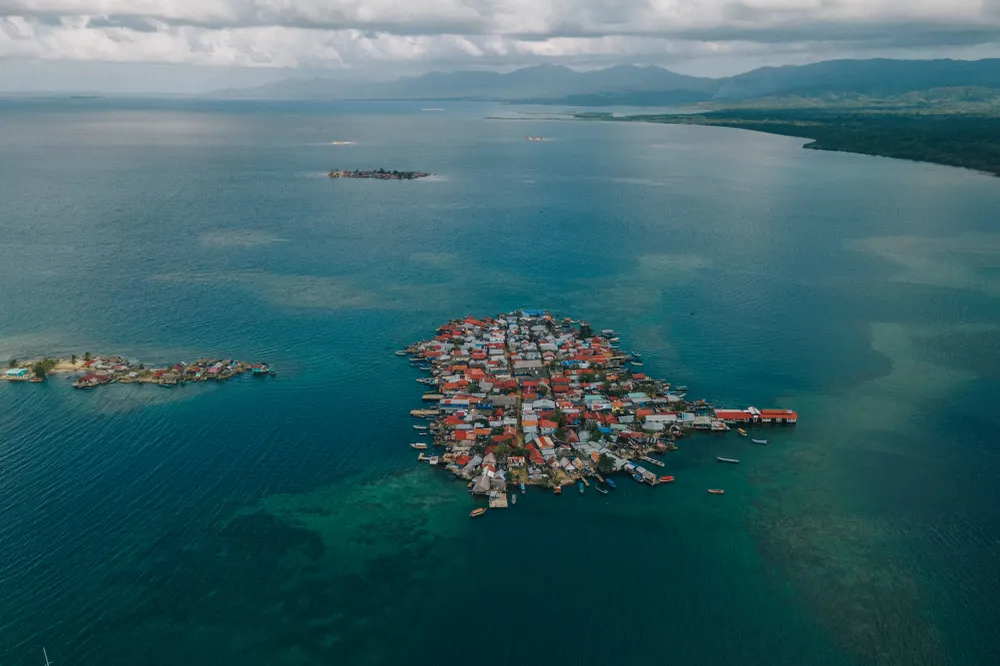 Đảo Gardi Sugdub (Panama) nhìn từ trên cao. Ảnh: CNN Nhiều người bản địa Guna trên đảo Gardi Sugdub (Panama) đứng trước quyết định khó khăn về việc có nên chuyển đến khu tái định cư trên đất liền hay không, trong bối cảnh hòn đảo sắp bị nước biển nhấn chìm.