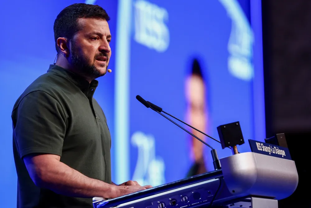 Tổng thống Ukraine - ông Volodymyr Zelensky phát biểu tại Đối thoại Shangri-La 2024 để tìm kiếm sự ủng hộ đối với Hội nghị hòa bình Ukraine. Ảnh: THE STRAITS TIMES Hội nghị hòa bình Ukraine (3).png