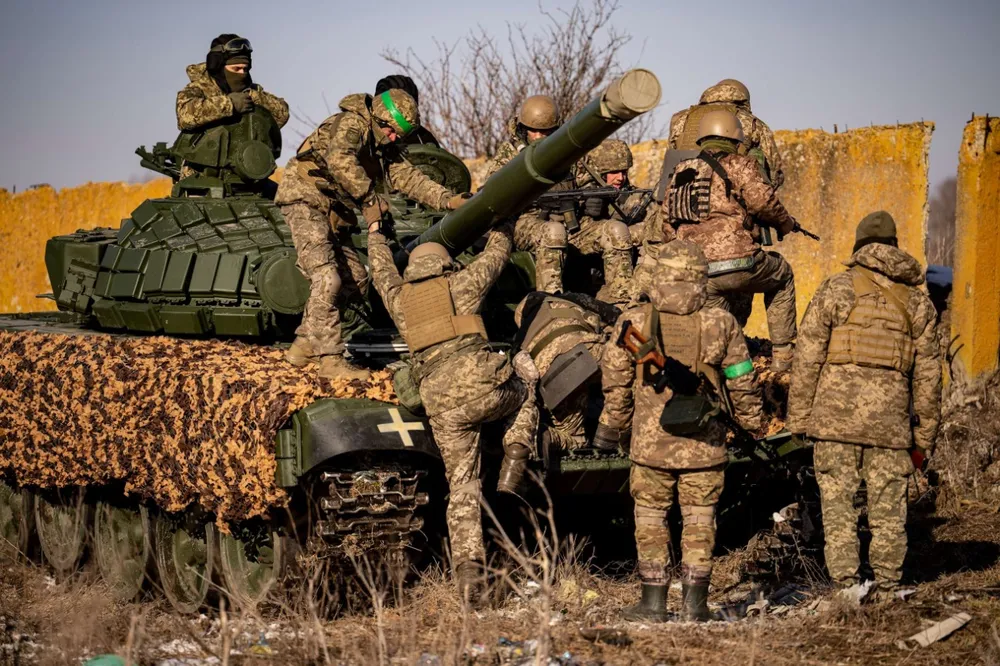Binh sĩ Ukraine trên chiến trường tỉnh Kharkiv (miền Đông Ukraine). Ảnh: AP Hội nghị hòa bình.jpeg
