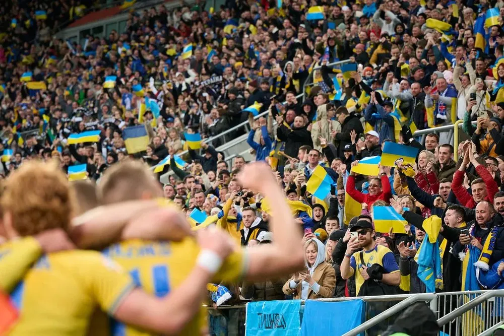 Đội tuyển Ukraine nhận được nhiều sự ủng hộ từ quê nhà, kể cả các quân nhân đang chiến đấu trên chiến trường. Ảnh: GETTY IMAGES gettyimages-2148726164.webp